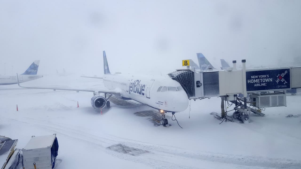 Aeropuertos JFK, LaGuardia y Newark reanudaron sus operaciones suspendidas durante el ciclón invernal