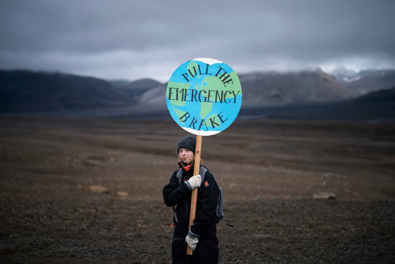 <b>"Pongan el freno de emergencia", </b>se lee en el cartel que lleva una de las personas que subieron al lugar donde antes estaba el glaciar de Okjokull, que era el segundo en tamaño de Groenlandia. En la ceremonia hubo un minuto de silencio y mensajes políticos sobre la necesidad de actuar para contrarrestar el
<a href="https://www.univision.com/temas/cambio-climatico">cambio climático</a>.