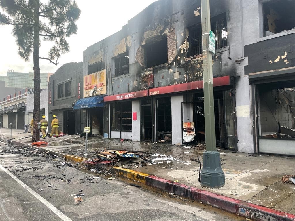 Ente los principales retos de los bomberos esta madrugada fue frenar las llamas antes de que se propagarán por los edificios contiguos.