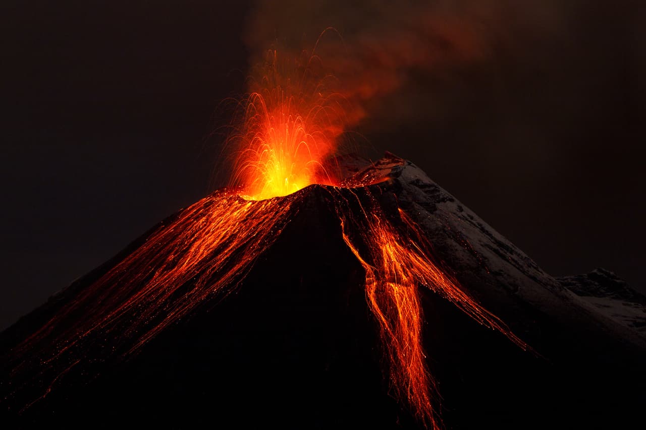 Cerca de 500 millones de personas viven en los alrededores de los 1,500 volcanes activos que existen en todo el mundo. Es por ello que es vital estar preparados y saber cómo actuar en caso de la inminencia de una erupción. 
<br>Si te encuentras cerca de una zona volcánica, debes estar atento a las alertas de emergencia de las autoridades locales. Cuando los mensajes de peligro comiencen a difundirse hay que prepararse para huir y, en muchas ocasiones, el auto es el único medio para hacerlo. Te explicamos como prepararte para tal evento:
