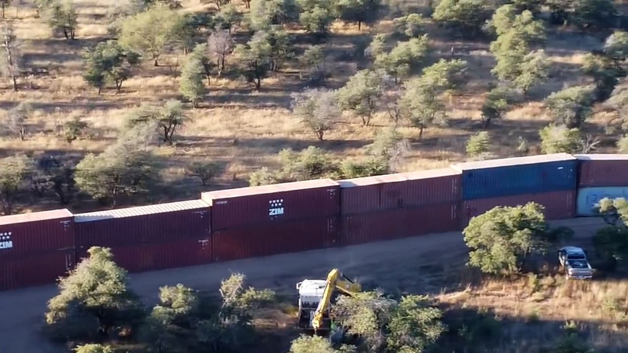 Aunque recibió una orden judicial para que detuviera la obra, el gobernador de Arizona, Doug Ducey contrademandó y retomó el esfuerzo que comenzó a concretar en agosto.