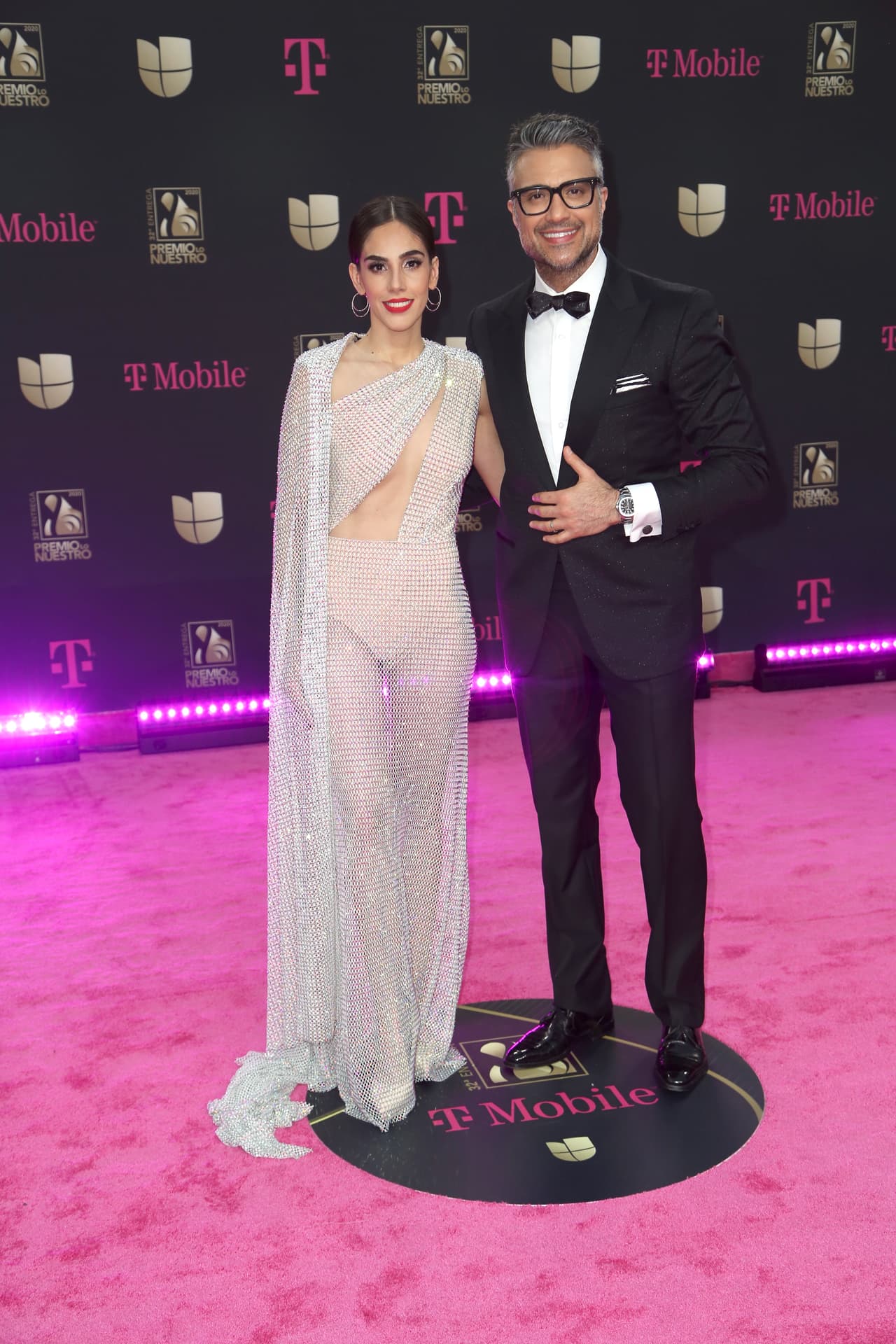 Sandra Echeverría vistió de Giannina Azar y junto a Jaime Camil promovió el estreno de la cinta 'Las píldoras de novio'.