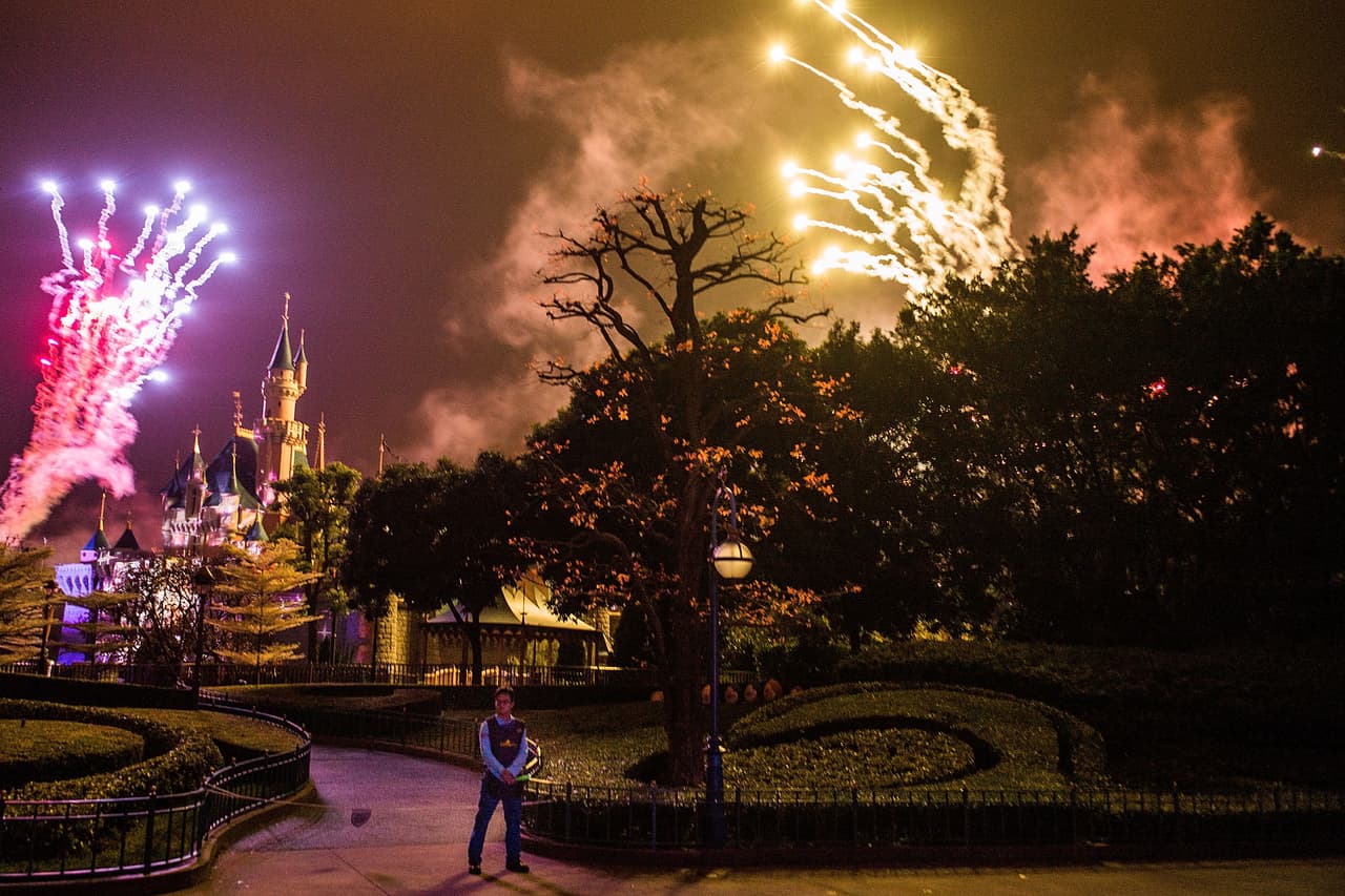 <b>25. Hong Kong Disneyland en China.</b> El castillo de la Bella Durmiente en este parque suele iluminarse con espectacular pirotecnia y fuegos artificiales. Foto: Lam Yik Fei/Getty Images.