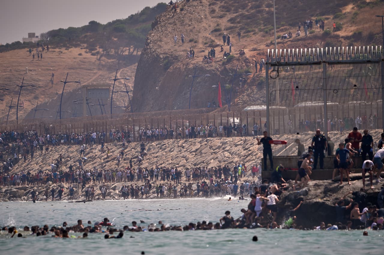 La ciudad autónoma de Ceuta (España), desbordada, ha pedido ayuda al gobierno, instándole a que declare una "emergencia nacional". El ejecutivo español ha contestado que no puede activar ese mecanismo para esta problemática pero ha anunciado la movilización del Ejército de Tierra en la zona.
