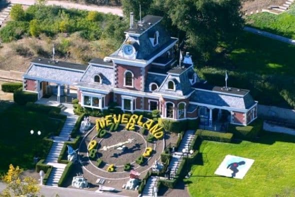 La propiedad está tasada en unos 30 millones de dólares y fue abandonada por el rey del pop en 2005. (Imagen tomada de Twitter).