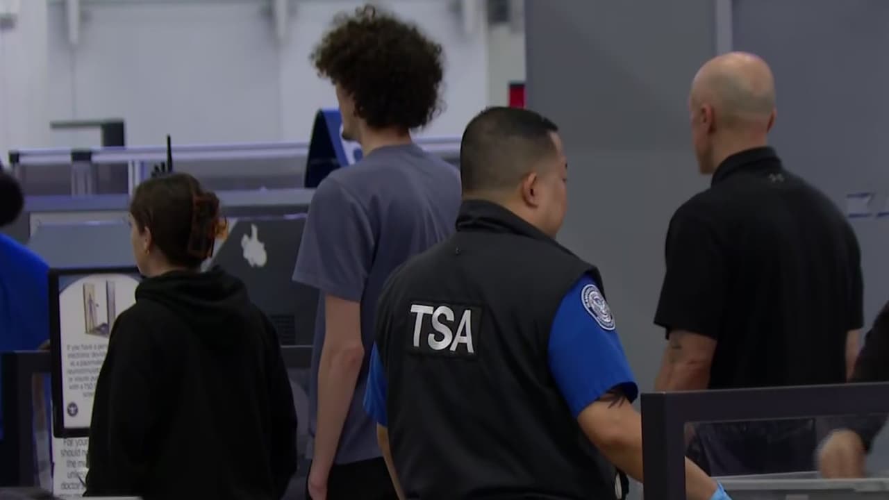 “Es peligroso”: Plan de desplegar agentes de ICE en aeropuertos traerá caos, dicen especialistas