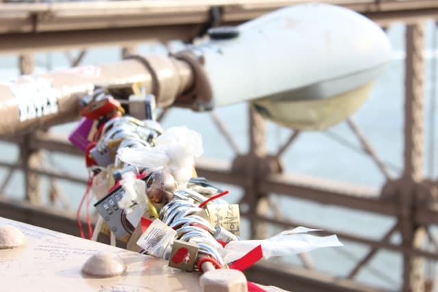 Multa de 100 dólares a quienes pongan candados en el puente de Brooklyn