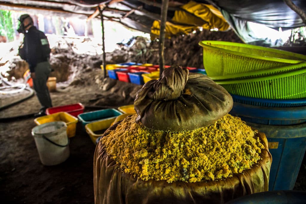 De acuerdo con los datos recabados por Jorge Roa, investigador del CIDE, en notas periodísticas, conferencias oficiales, reportajes y reportes ciudadanos, en el estado de
<b>Guerrero existen 24 grupos delictivos</b>, lo que lo convierte en la entidad con mayor número de organizaciones criminales.
<br>