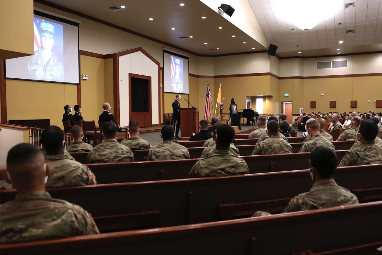 El comandante de tropa, Capitán Samuel Obrist, se dirige a los presentes en la ceremonia militar en honor a Guillén en Fort Hood.