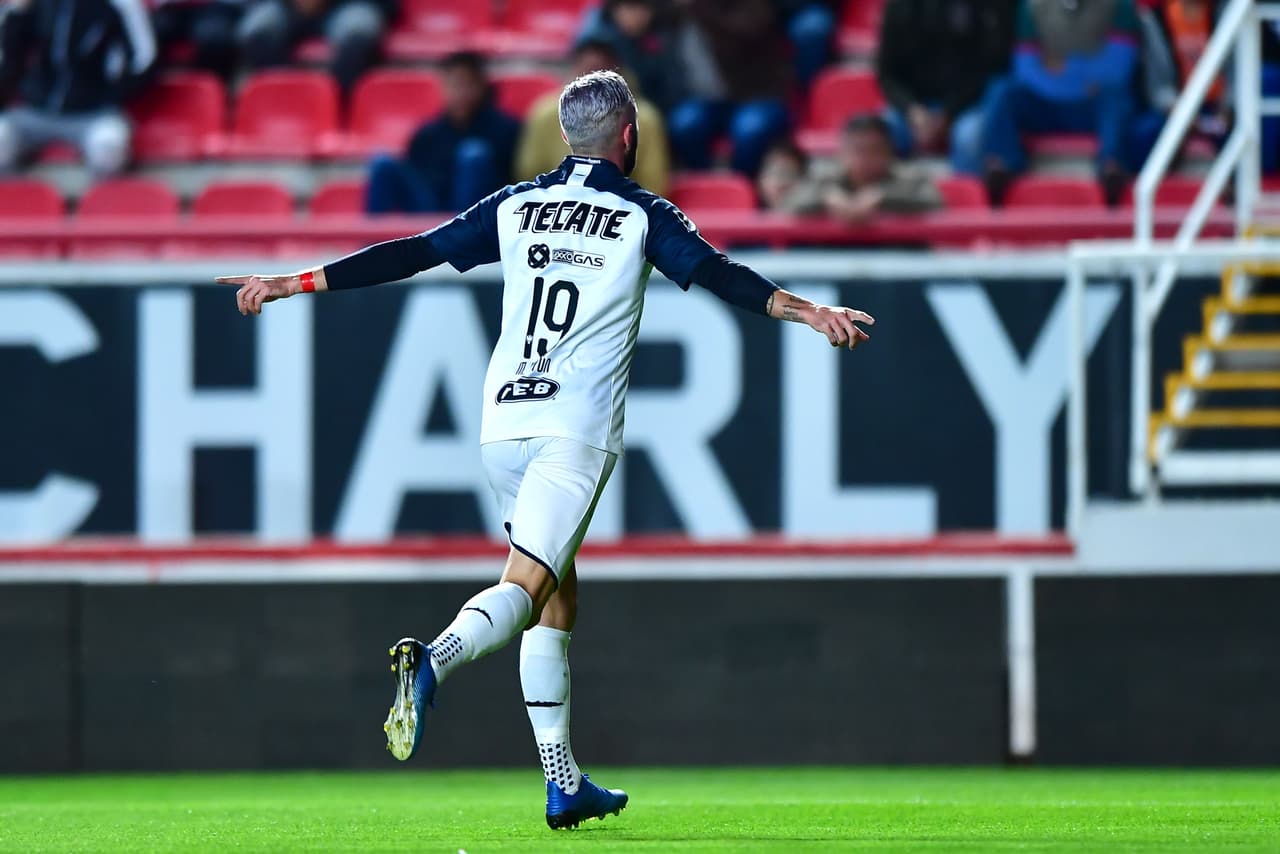 A sus 15 años ya estaba el futbol en su vida ya que el mexicano jugaba para las fuerzas básicas de Cruz Azul, pero una lesión lo dejó fuera del equipo.