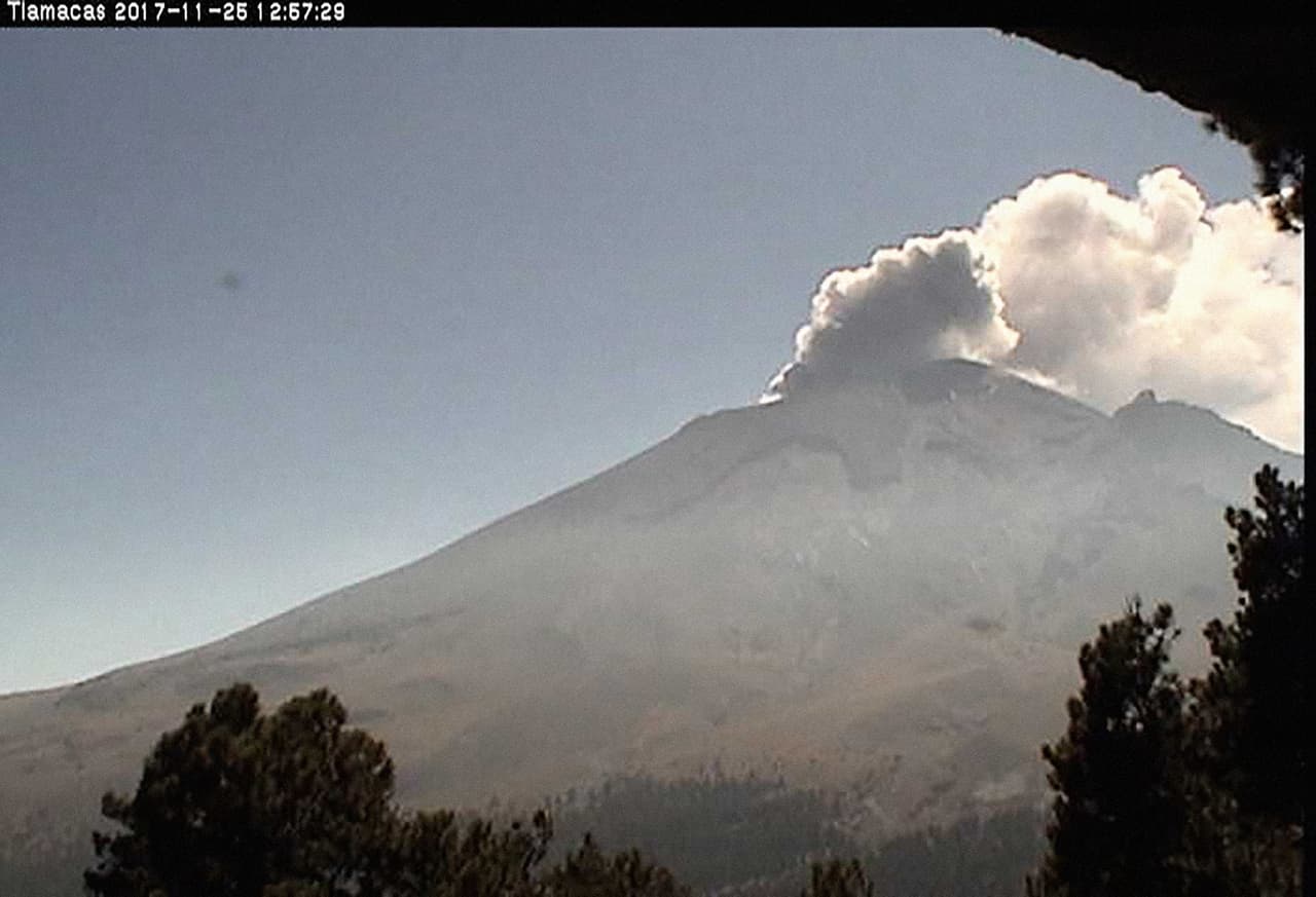 <b>25 de noviembre de 2017.</b> “En las últimas 24 horas
<b> </b>se identificaron 324 exhalaciones de baja intensidad, la más importante registrada ayer a las 11:05 h. Adicionalmente se registraron dos sismos volcanotectónicos el primero ayer a las 20:02 h y hoy a las 10:06 h con magnitud de 1.7 y 2.1 respectivamente. El día de hoy a las 09:45 h se registró
<b> </b>una explosión
<b> </b>que generó una columna eruptiva que alcanzó 5 km por encima del cráter”.