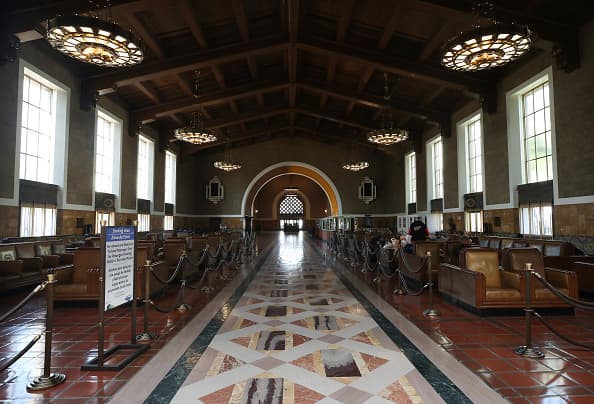 Así luce Union Station, uno de los centros de transporte más importantes de Los Ángeles.
<br>La estación solía estar abierta al público, pero ahora está abierta solo a pasajeros con boleto.
<br>
<br>