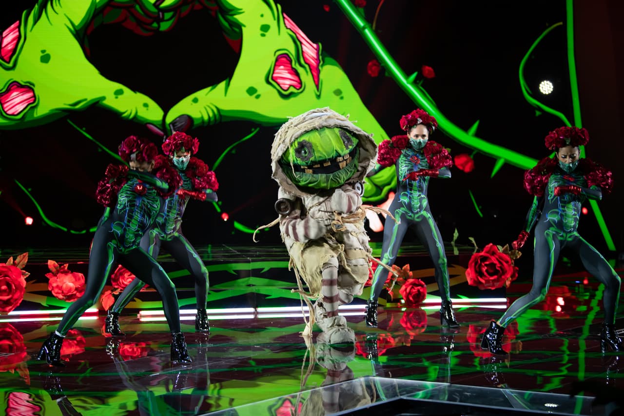 El último personaje en aparecer este sétimo show fue Zombie, quien cantó ‘Andas en mi Cabeza’ de Chino y Nacho y el panel de 'investigadores' no tardó en ponerse a bailar. 
<br>