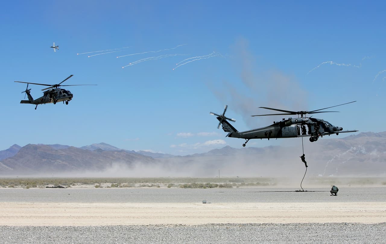 Por esto mismo, gente que hace teorías de conspiración insiste que, si pueden revelar un secreto así de misiones 'stealth' años después, ¿qué no estarán compartiendo con el público en general? ¿Qué es lo que realmente pasará en el severamente restringido Área 52?