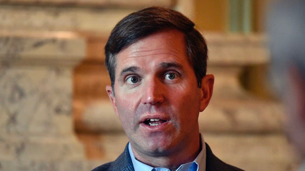 El gobernador de Kentucky Andy Beshear habla con los medios en el Capitolio estatal, el 8 de noviembre de 2023, en Frankfort, Kentucky.(AP Photo/Timothy D. Easley, File)
