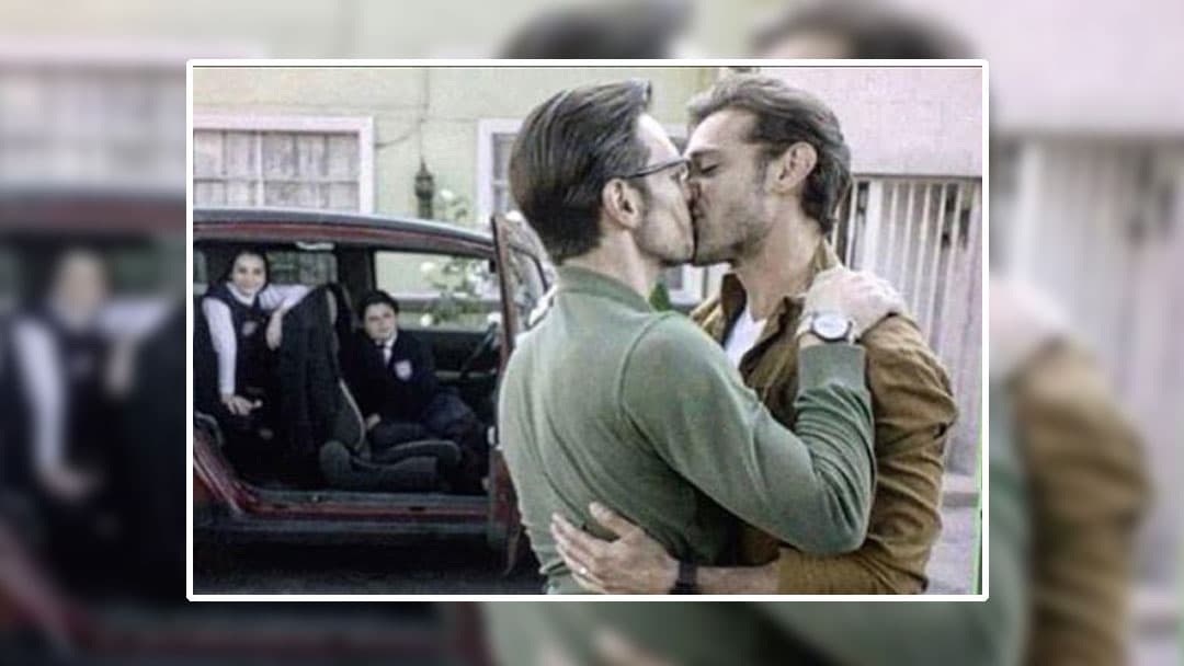 La escena fue protagonizada por los actores 
<a href="http://www.univision.com/programas/novelas/este-es-el-beso-gay-de-papa-a-toda-madre-que-quisieron-censurar-fotos">Andy Zuno ('Rafael') y Raúl Coronado</a> ('Rodrigo').