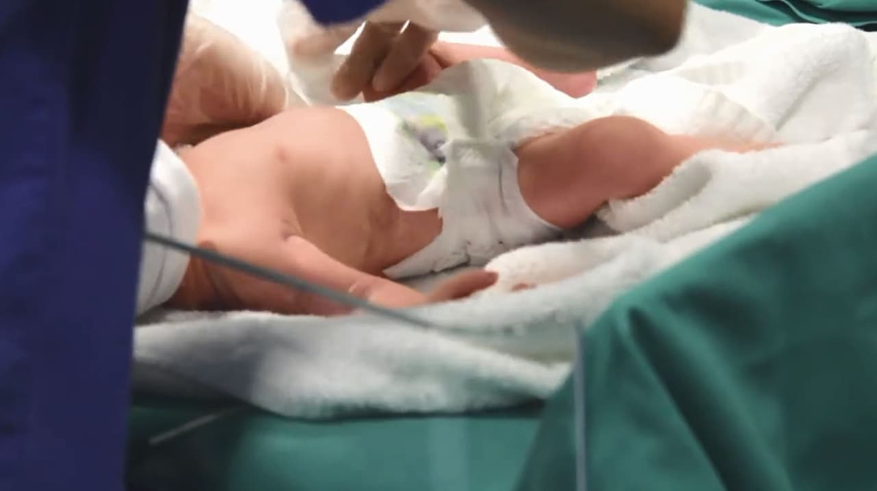 Sin embargo, un estudio de 2012 publicado en el US National Library of Medicine National Institutes of Health concluyó que si los embarazos son con óvulos sanos, los riesgos de que el bebé sufra alguna complicación son similares al de las madres jóvenes.