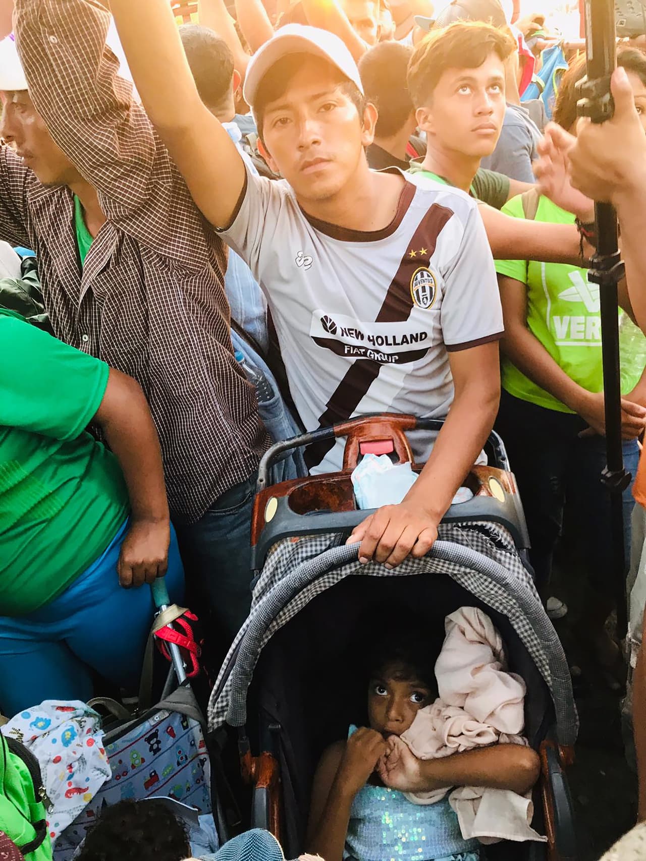 A veces sube a su hija con todo y carriola a los que ofrecen llevarlos. Son de Honduras pero se unieron a los migrantes en Tapachula. Habían pasado un mes esperando cruzar la frontera entre Guatemala y México. Cuando supo que venía una caravana, decidió acompañarlos.