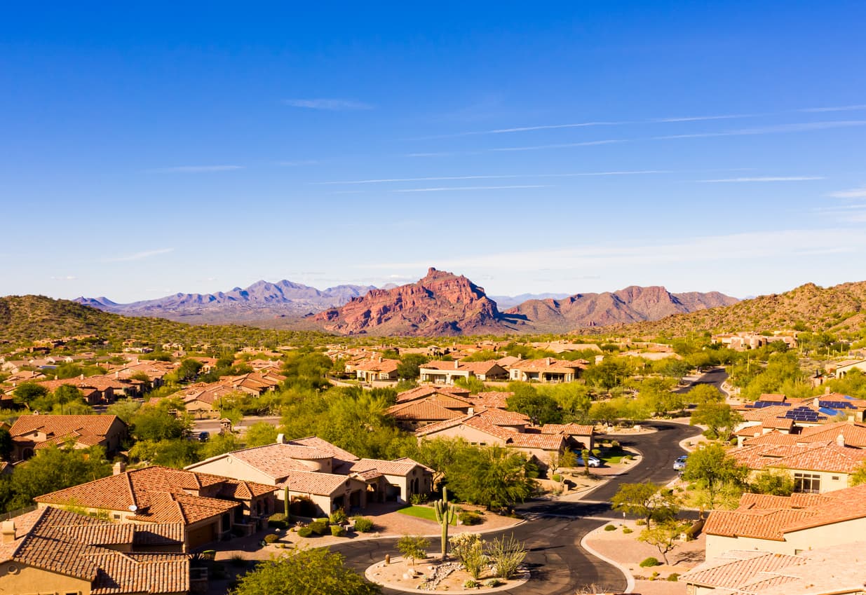<b>En Mesa, Arizona</b>
<br>
<br>🔘 El ingreso medio en esta ciudad es de $61,640 al año.
<br>🔘 El ingreso que se recomienda tener para poseer una casa es de $89,054.87
<br>🔘 El ingreso que se recomienda tener si vas a alquilar una vivienda es de $79,454.87