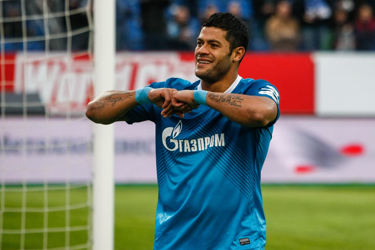 Hulk rompe un balón al tirar un 'cañonazo' durante un entrenamiento
