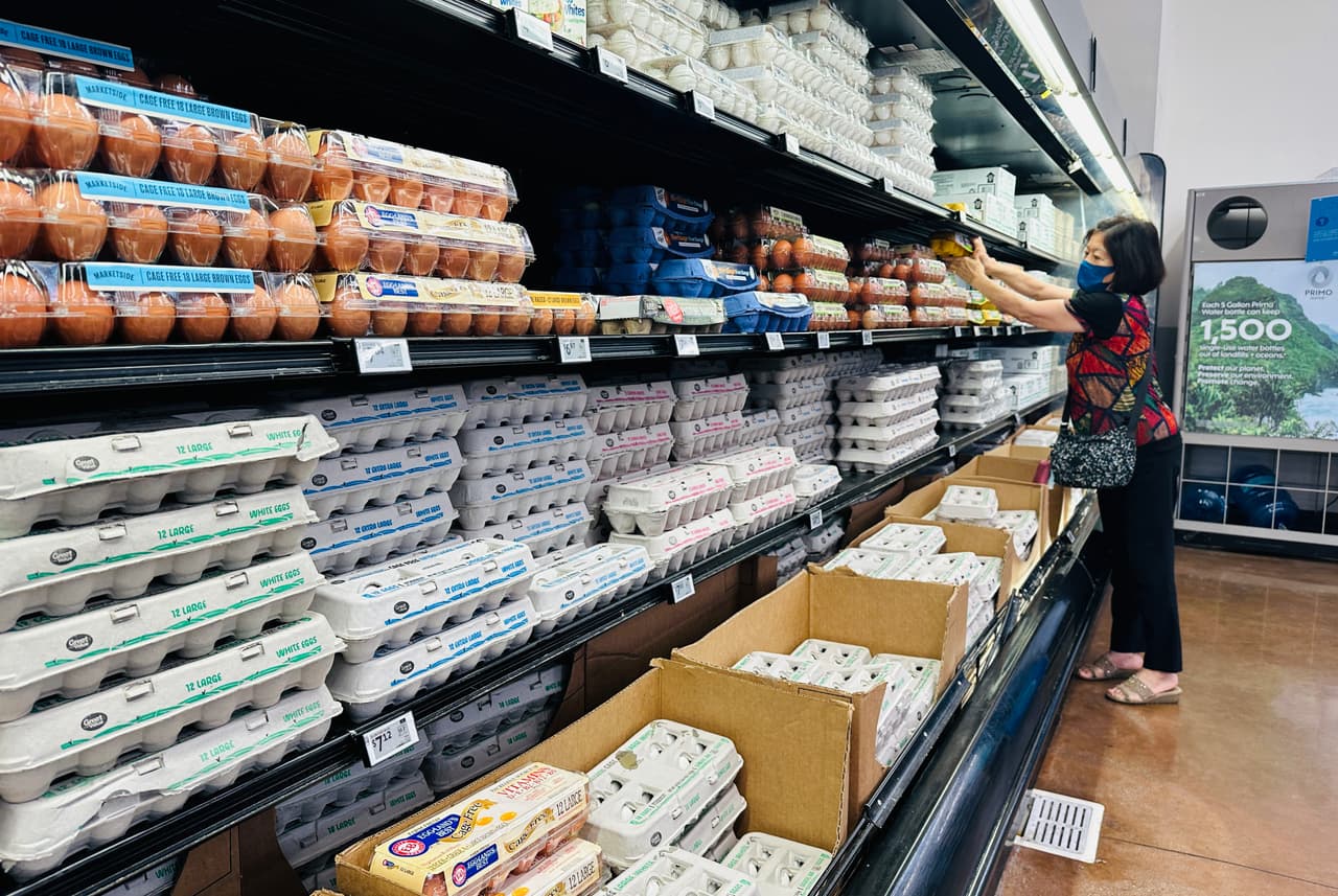 Una mujer compra huevos en un Walmart de Rosemead, California, el 11 de abril de 2025. Walmart, como gran minorista y gran importador de los productos que vende al consumidor estadounidense, se verá afectado por los aranceles, ya que se calcula que entre el 70% y el 80% de los productos de Walmart proceden de China.