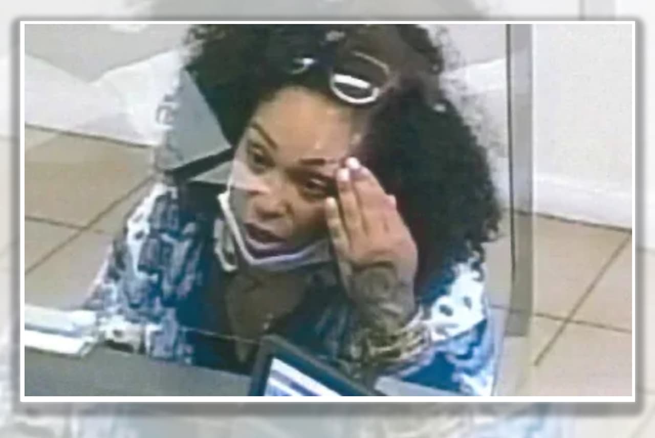 Autoridades en Dallas buscan a sospechosa de cobrar cheques fraudulentos con la identidad de otra persona