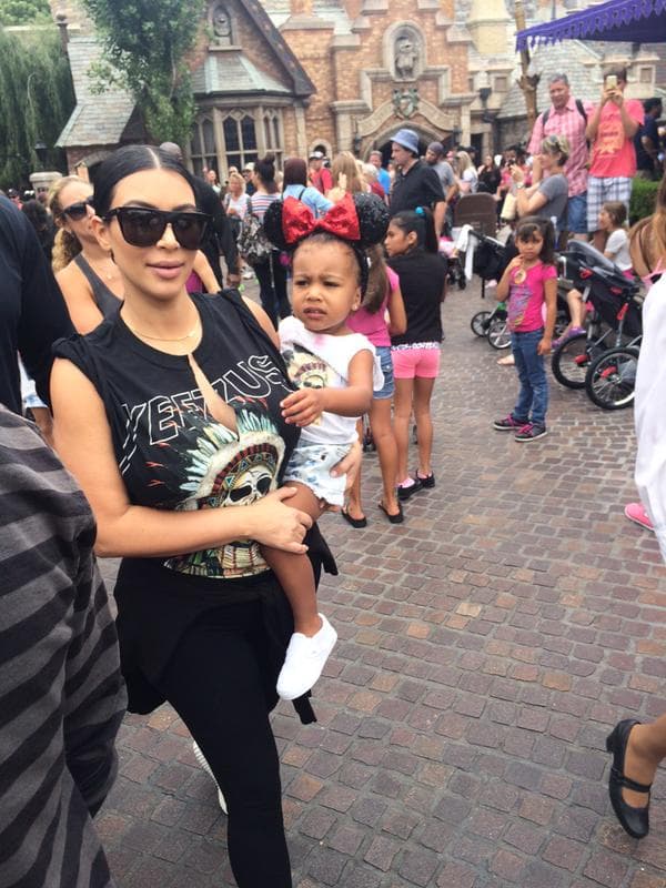 Con todo y algunos meses de embarazo, Kim tampoco faltó al tercer cumpleaños de la pequeñita.