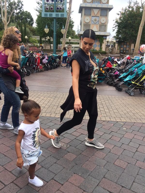 Se unió junto a su hija North a la diversión alrededor del parque.