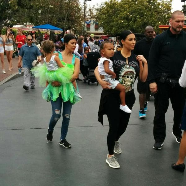 Una serie de fotos demostraron que tanto Kourt como su hija vistieron bellos trajes de “Tinkerbell” por todo el lugar.