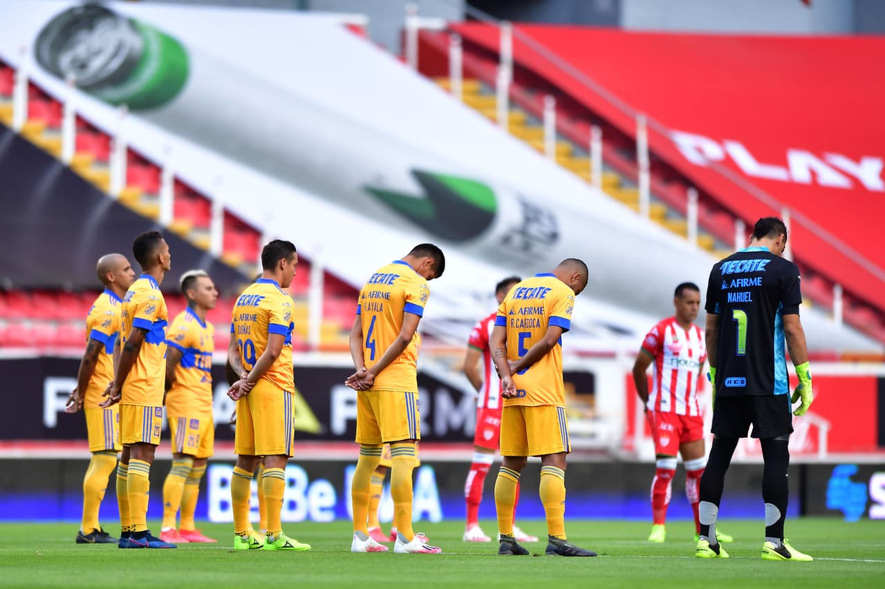Antes de iniciar con el partido, guardaron un minuto de silencio en homenaje a las víctimas del coronavirus.
