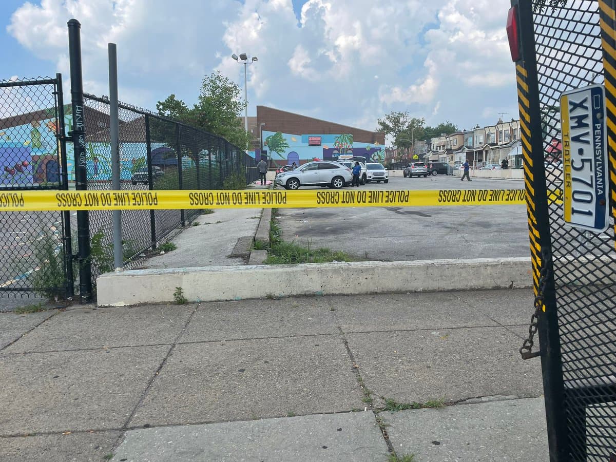 Hombre encontrado muerto frente a escuela elemental en Kensington 