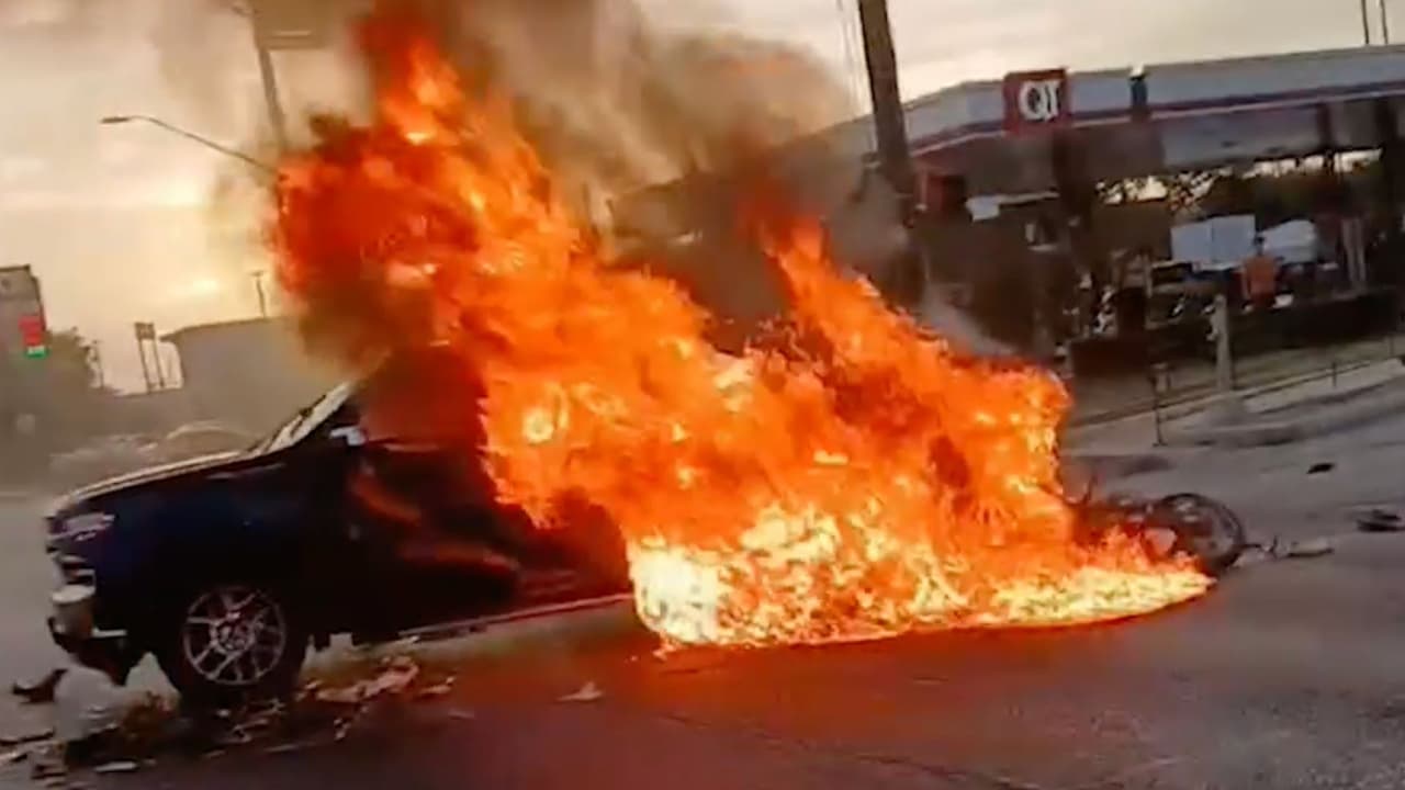 Todo quedó grabado. Una mujer que transmitía en vivo en ese momento captó el accidente. “Le di tantito y sentí el golpe,” recuerda Carlos. Había comprado su camioneta hace poco. Iba manejando cuando de pronto un estruendo lo sacudió. “Las bolsas tronaron y yo quedé medio azonzado… a lo lejos escuché gritos solamente”.