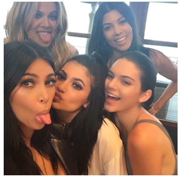La postal navideña de las Kardashian-Jenner volvió a ser una de las fotografías más comentadas de la temporada, aunque no precisamente por el mensaje que la familia compartió, sino por las dos ausentes en la imagen.
