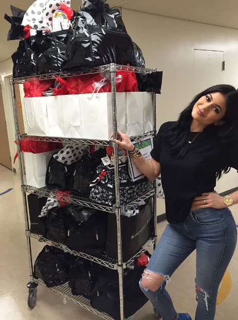 El viernes fue a dar regalos a un hospital infantil en Los Angeles.