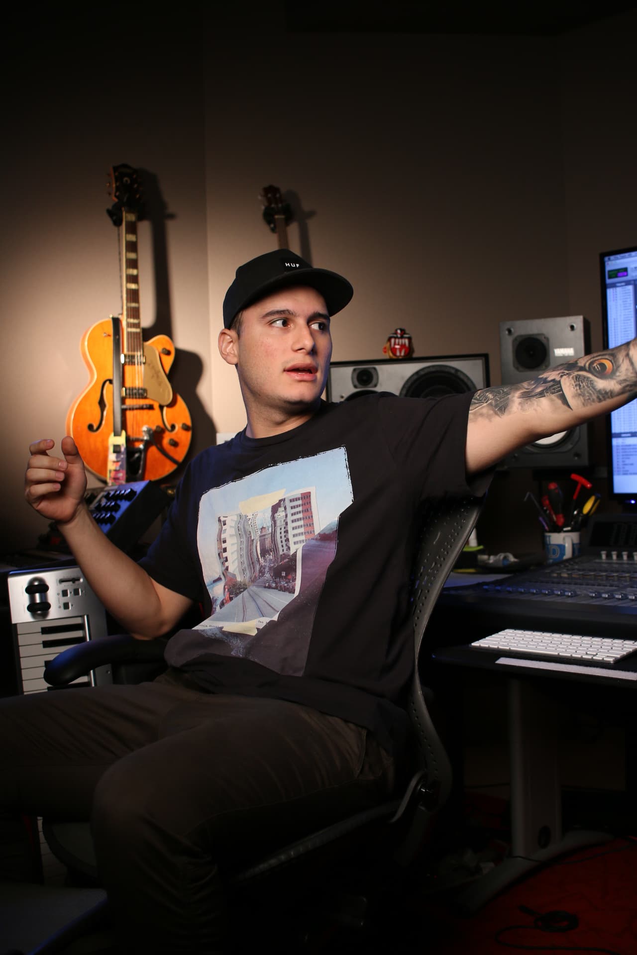 Alejandro 'Mosty' Ramírez es el productor de Infinity Music y partner de Sky. Mosty se encarga de grabar y mezclar los temas.