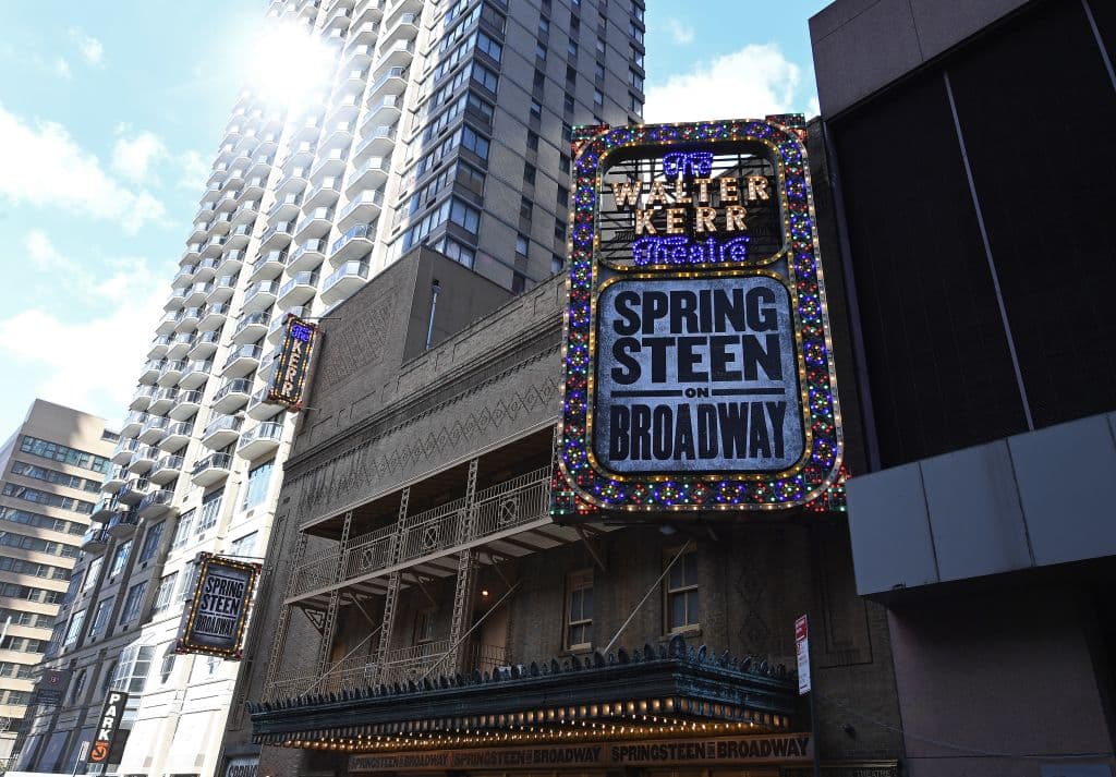 La obra escrita por Antoniette Nwandu, nos relata la conversación que se dan en el cruce de una calle entre dos jóvenes afroamericanos.
<br>