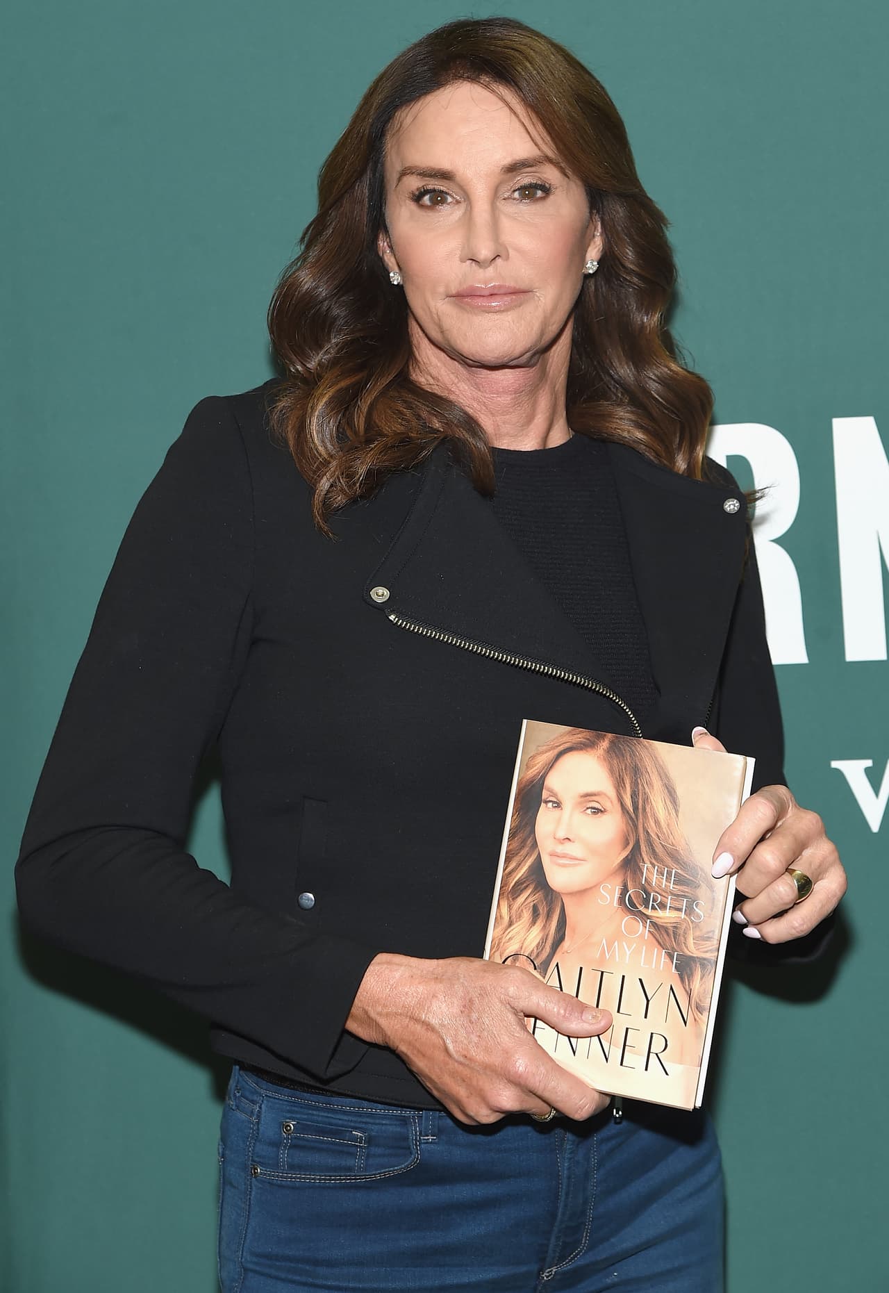 De acuerdo con el portal de E!, las memorias de Caitlyn Jenner generaron una gran herida en su relación con las Kardashian.