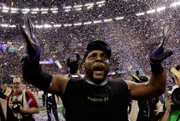 La gran fiesta deportiva del año en Estados Unidos, el Super Bowl de la Liga Nacional de Fútbol Americano (NFL), en su cuadragésima séptima edición, ya forma parte de la historia con los Ravens de Baltimore como nuevos campeones al vencer por 34-31 a los 49ers de San Francisco. Los pronósticos se cumplieron, los Ravens llegaron al Mercedes-Benz Super Dome de Nueva Orleans con el mejor mariscal de campo del momento, Joe Flacco, y la mejor defensa de la NFL, ambos factores se hicieron presentes en los momentos decisivos que hicieron posible el triunfo y el conseguir el segundo trofeo Vince Lombardi en la historia de la franquicia de Baltimore. Flacco, de 28 años, fue el líder perfecto en la primera parte al conseguir tres pases de anotación, que lo dejaron como el sexto mariscal que lo consigue en la historia del Super Bowl y una ventaja parcial de 21-6 al descanso que sería decisiva. El safety Ed Reed, nativo de New Orleans, empataría la mejor marca de la fase final de la NFL con nueve robos aéreos, mientras que Kaepernick quedaría con la mancha de la interceptación que sufrió. Antes que se diese el ya histórico apagón, el primero en un Super Bowl, el receptor abierto Jacoby Jones también quiso entrar en los libros de las marcas al conseguir nada más comenzar el tercer periodo al regresar 108 yardas de "touchdown" una devolución de balón, la mejor de todos los tiempos. Kaepernick y los 49ers vivieron los momentos estelares del partido al conseguir 23 puntos en menos de 13 minutos, 17 fueron consecutivos. Lewis, no brilló como en el primer Super Bowl del 2001 cuando ganó el premio de Jugador Más Valioso (MVP), que esta vez le fue con todos los honores a Flacco, al completar 22 de 33 pases para 287 yardas, sin interceptaciones, pero hizo seis derribos y cuatro fueron "placajes" solitarios. Suficientes para que los Ravens lograsen el segundo trofeo Vince Lombardi en su historia y Lewis pudiese cerrar con broche de oro su legado de 17 temporadas brillantes dentro de la competición de la NFL. Mientras que la revelación de la temporada Kaepernick confirmó que es un mariscal muy especial, lleno de energía, que corre como nadie, que tiene un dinamismo único, pero que todavía no pudo emular a los legendarios Montana y Young, que lo precedieron al frente de los 49ers en los cinco Super Bowls que disputaron y que consiguieron ganar. Los jugadores de los 49er, encabezados por el corredor Frank Gore insistieron que su equipo fue mejor como conjunto que los Ravens se aprovecharon de acciones aisladas. Pero el marcador final estableció que los ganadores fueron los Ravens, por eso dos hermanos, John y Jim Harbaugh, los primeros en la historia de la NFL que dirigieron a los equipos que disputaron un título de Super Bowl, al concluir el partido fueron al encuentro y se dieron un gran abrazo.