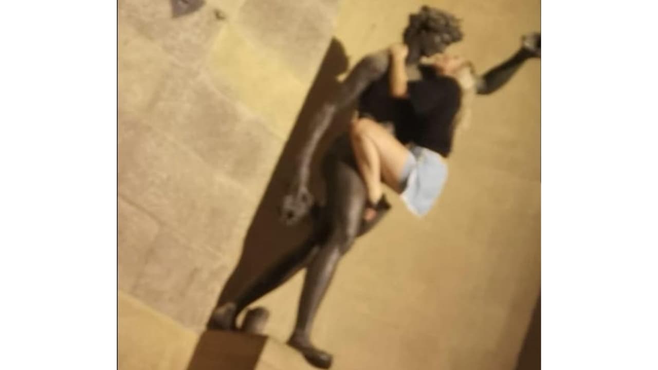 La condena en Italia por la turista que simuló tener sexo con una estatua de Baco, el dios romano del vino y el placer