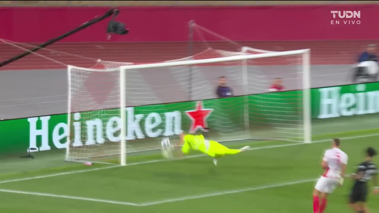 ¡Brutal atajada de Philipp Köhn! Enorme respuesta del arquero suizo