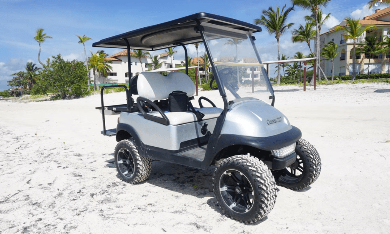 Arrestan a mujer acusada de manejar ebria un carro de golf en la Interestatal 95 de Florida