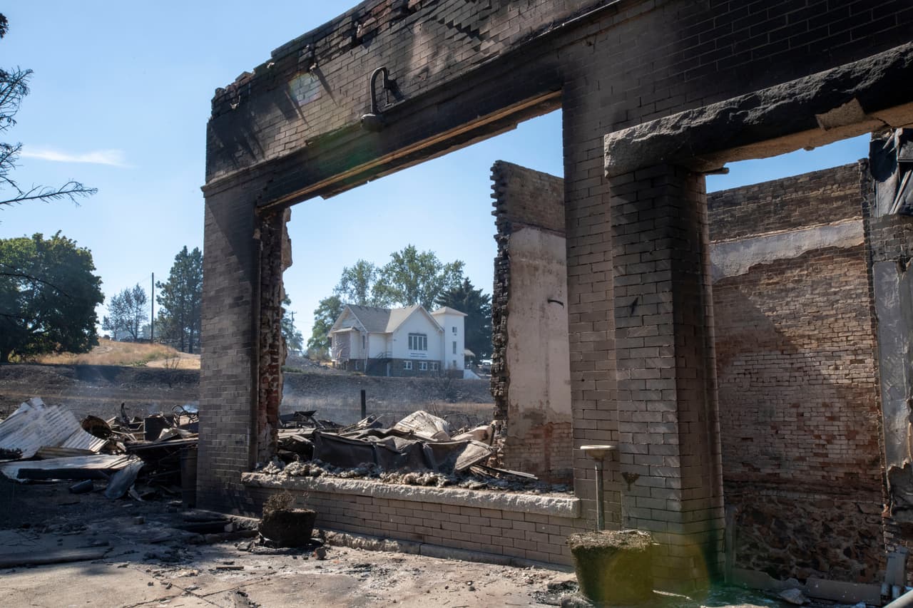 Un edificio comercial destruido por un incendio forestal en Malden, Washington. Atrás se ve la Iglesia de la Comunidad Congregacional. "Vivimos en un mundo nuevo. Ya no es el Washington de antes", expresó el gobernador Inslee al denunciar al
<b><a href="https://www.univision.com/temas/cambio-climatico">cambio climático</a></b> como principal agente de este tipo de desastre.
