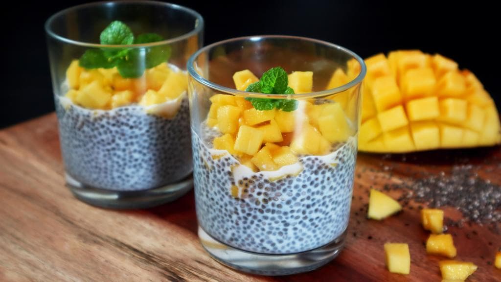 Agregar semillas de chía a tu desayuno no solo aporta fibras a tu dieta, también suma ácidos grasos de origen vegetal. Por eso recomendamos esta receta de 
<a href="https://www.univision.com/noticias/reto-28/pudin-de-chia-con-fruta-fresca-reto-28">pudín de chía con fruta fresca</a>.