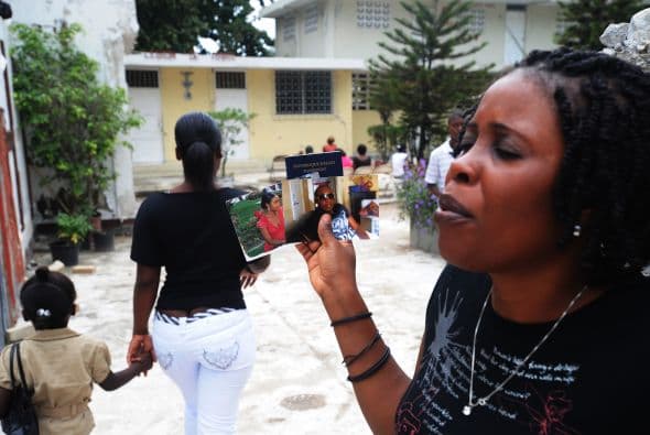 Sin gobierno que los organizara, la gente a hacerlo por su cuenta. En los campamentos, surgieron comités organizadores con una cierta burocracia.