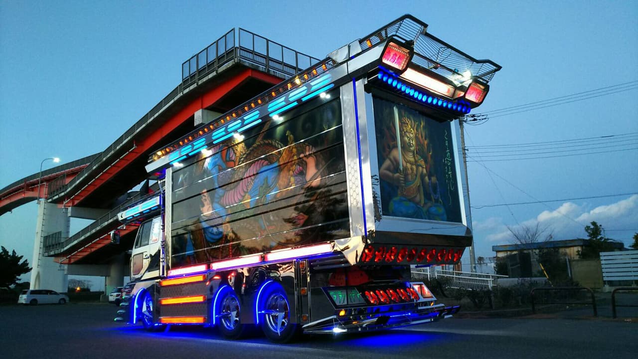 Dekotora es una moda japonesa que 
<b>surgió en los años '70 por una serie de animé llamada </b>‘Los muchachos de los camiones’ (Torakku Yayo).