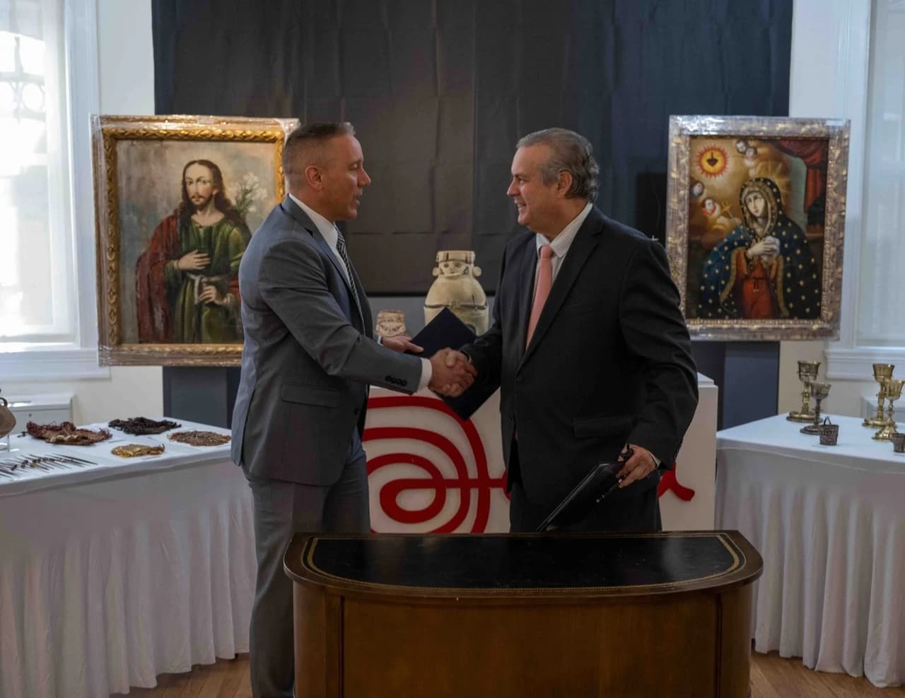 Estados Unidos devuelve a Perú 48 piezas históricas tras investigación del FBI