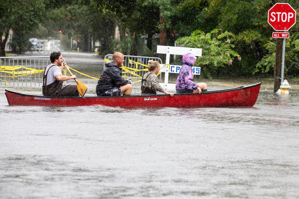 Trip Hamilton salió en canoa junto a Brandin Gates, Mallie Taylor y Ellie Combs, buscando una solución a las 
<b><a href="https://www.univision.com/noticias/meteorologia/tormenta-tropical-debby-lluvias-torrenciales-peligro-inundaciones-sureste-estados-unidos-muertos-florida-georgia-carolinas" target="_blank">inundaciones</a></b> en la avenida Ashley, en la costera ciudad de Charleston.
