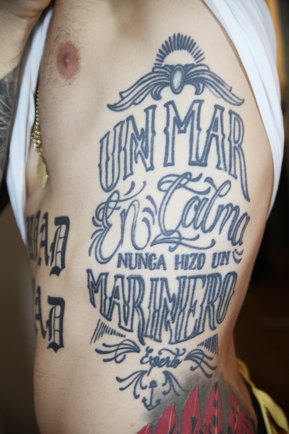 El segundo tatuaje que más le dolió fue este, que lleva en las costillas. En él se puede leer:
<b> 'Un mar en calma nunca hizo un marinero'.</b>