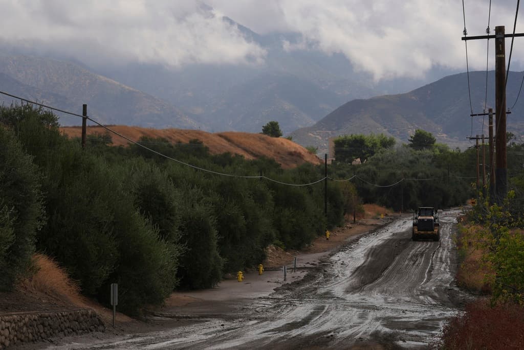 Los deslizamientos afectaron principalmente a las comunidades de Forest Falls, Oak Glen y Potato Canyon en el condado de San Bernardino. Un grupo de aproximadamente 10 personas quedó varado durante 10 horas en la Ruta Estatal 38, cerca del Bosque Nacional de San Bernardino.