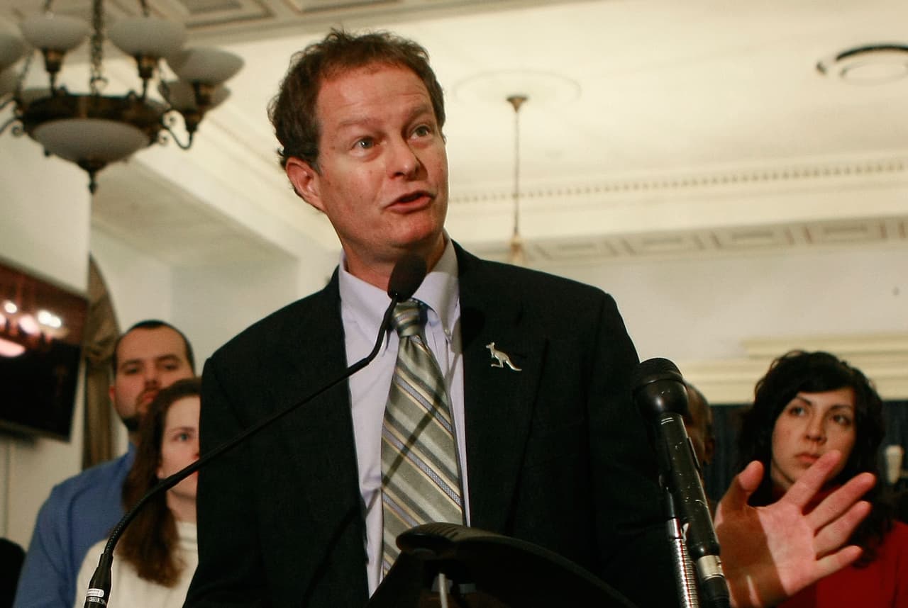 <b>Puesto 14. John Mackey. </b>Es cofundador y director ejecutivo de Whole Foods Market, la cadena de automercados de lujo que fue comprada por Amazon en 2017. Luego de abandonar la universidad, Mackey pidió prestado dinero a familiares y amigos para abrir su primera tienda de víveres en Austin, Texas, en 1978. En la actualidad, Whole Foods tiene más de 500 tiendas y es líder mundial en productos naturales y orgánicos. Tiene un patrimonio neto estimado de entre 75 y 85 millones de dólares.